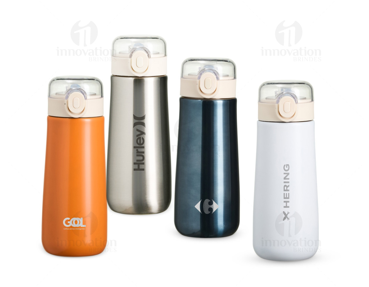 Garrafa Térmica feita em Inox 304, capacidade 500ml. Tampa rosqueável com botão de acionamento para abrir a tampa protetora do bocal. Acompanha bico de silicone e canudo plástico.