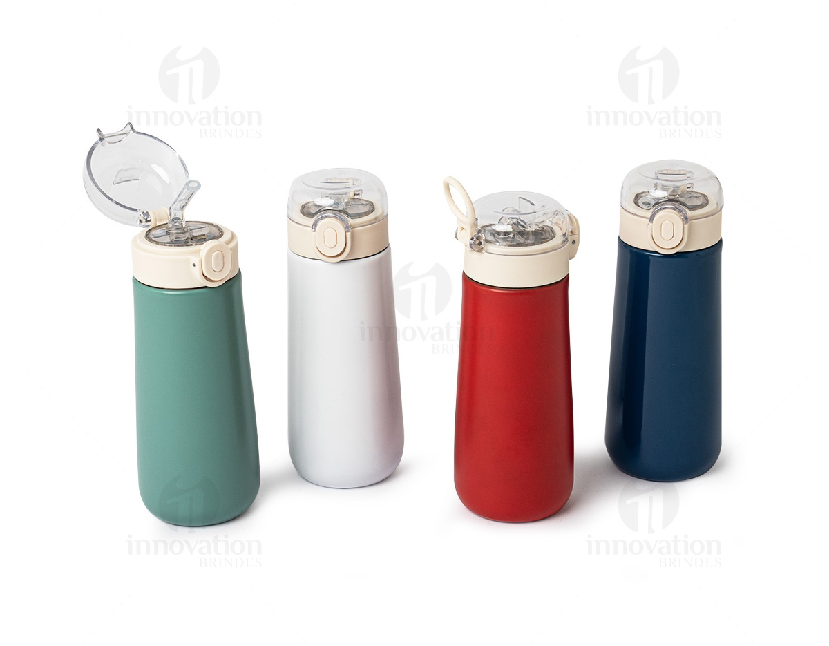 Garrafa Térmica feita em Inox 304, capacidade 500ml. Tampa rosqueável com botão de acionamento para abrir a tampa protetora do bocal. Acompanha bico de silicone e canudo plástico.