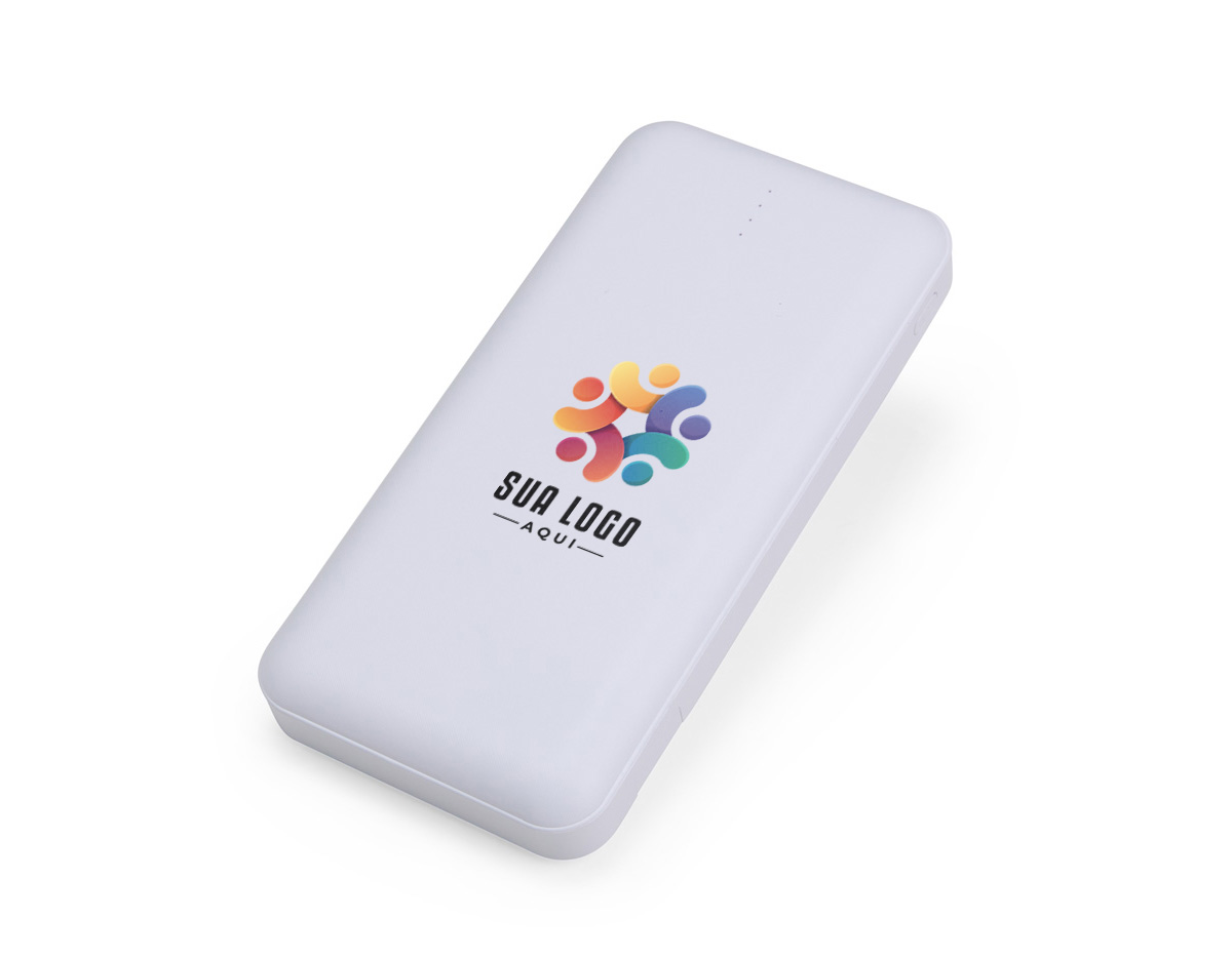 Nosso power bank 10.000mAh 4 em 1 é uma solução prática e eficiente para manter os dispositivos sempre carregados, mesmo quando estiver em movimento. Feito em plástico, este carregador portátil é compatível com diversos dispositivos, pois conta com quatro cabos acoplados: Lightning, tipo-C, micro-USB e USB. Além disso, o power bank possui um suporte lateral integrado, feito para manter o celular na horizontal durante o carregamento, permitindo assistir vídeos ou participar de reuniões enquanto o dispositivo carrega. Funcional, nosso carregador é equipado com duas lanternas para situações de emergência. Sua entrada micro-USB 5V=2.1A e saída USB 5V=2.1A, oferece um desempenho eficiente e rápido para o dia a dia.