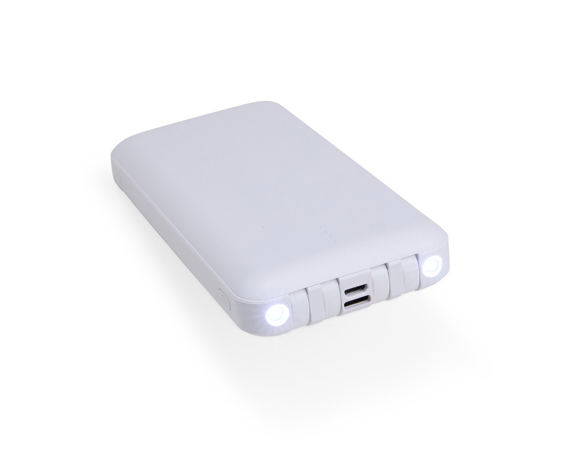 Nosso power bank 10.000mAh 4 em 1 é uma solução prática e eficiente para manter os dispositivos sempre carregados, mesmo quando estiver em movimento. Feito em plástico, este carregador portátil é compatível com diversos dispositivos, pois conta com quatro cabos acoplados: Lightning, tipo-C, micro-USB e USB. Além disso, o power bank possui um suporte lateral integrado, feito para manter o celular na horizontal durante o carregamento, permitindo assistir vídeos ou participar de reuniões enquanto o dispositivo carrega. Funcional, nosso carregador é equipado com duas lanternas para situações de emergência. Sua entrada micro-USB 5V=2.1A e saída USB 5V=2.1A, oferece um desempenho eficiente e rápido para o dia a dia.
