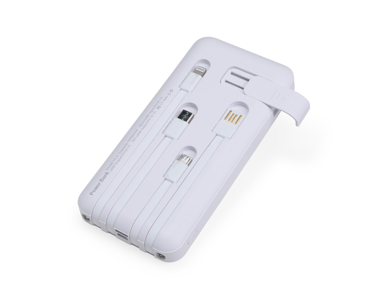 Nosso power bank 10.000mAh 4 em 1 é uma solução prática e eficiente para manter os dispositivos sempre carregados, mesmo quando estiver em movimento. Feito em plástico, este carregador portátil é compatível com diversos dispositivos, pois conta com quatro cabos acoplados: Lightning, tipo-C, micro-USB e USB. Além disso, o power bank possui um suporte lateral integrado, feito para manter o celular na horizontal durante o carregamento, permitindo assistir vídeos ou participar de reuniões enquanto o dispositivo carrega. Funcional, nosso carregador é equipado com duas lanternas para situações de emergência. Sua entrada micro-USB 5V=2.1A e saída USB 5V=2.1A, oferece um desempenho eficiente e rápido para o dia a dia.