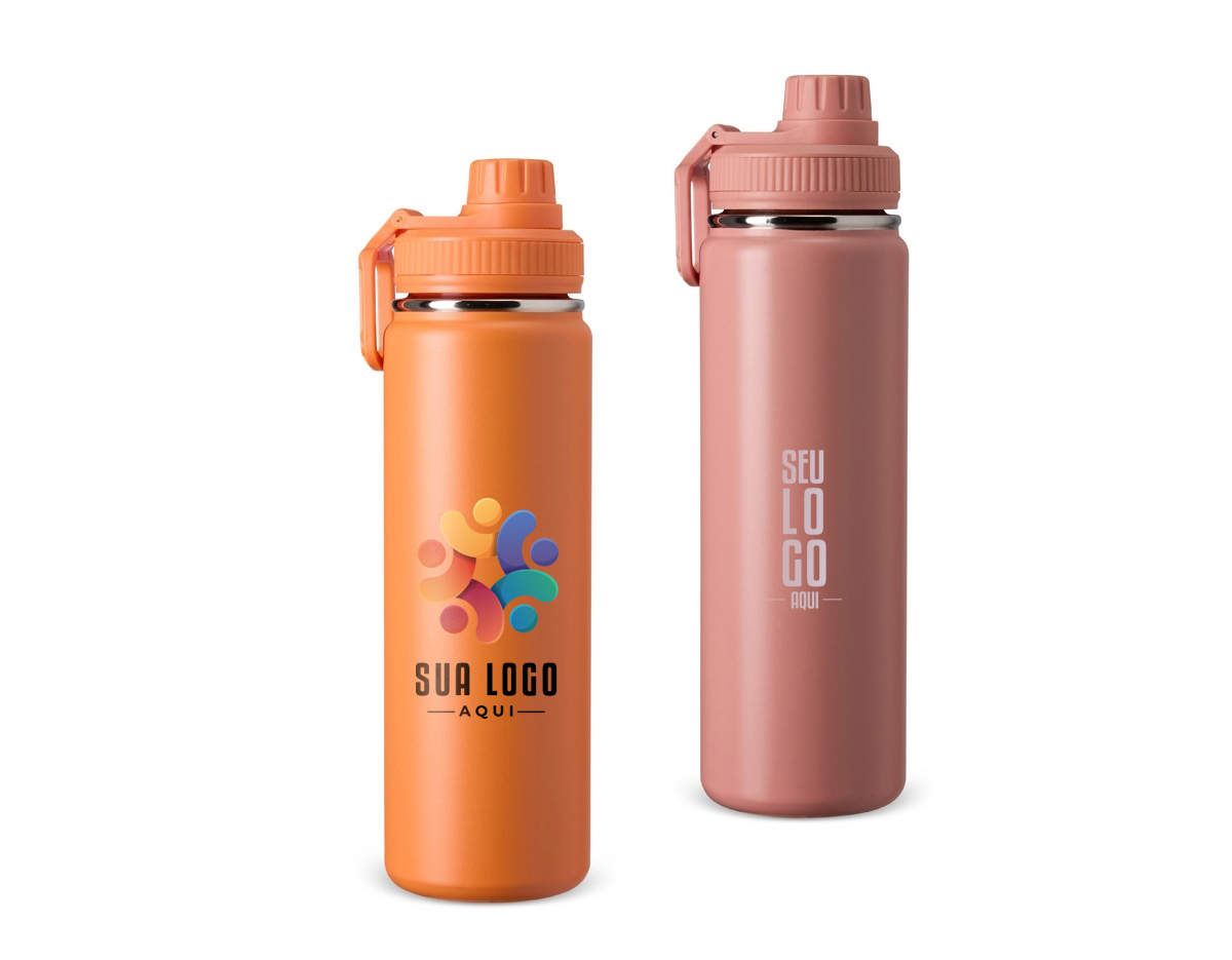 Garrafa térmica inox com capacidade de até 750ml. A pintura eletrostática garante uma cor duradoura e acabamento de maior qualidade. Sua parede dupla e isolamento à vácuo mantém o líquido conservado por mais tempo e permite o uso da garrafa sem a necessidade de se preocupar em entrar em contato direto com o calor interno ou vazamentos. Além disso, a garrafa conta com uma tampa rosqueável e uma alça que facilita o transporte para qualquer lugar.