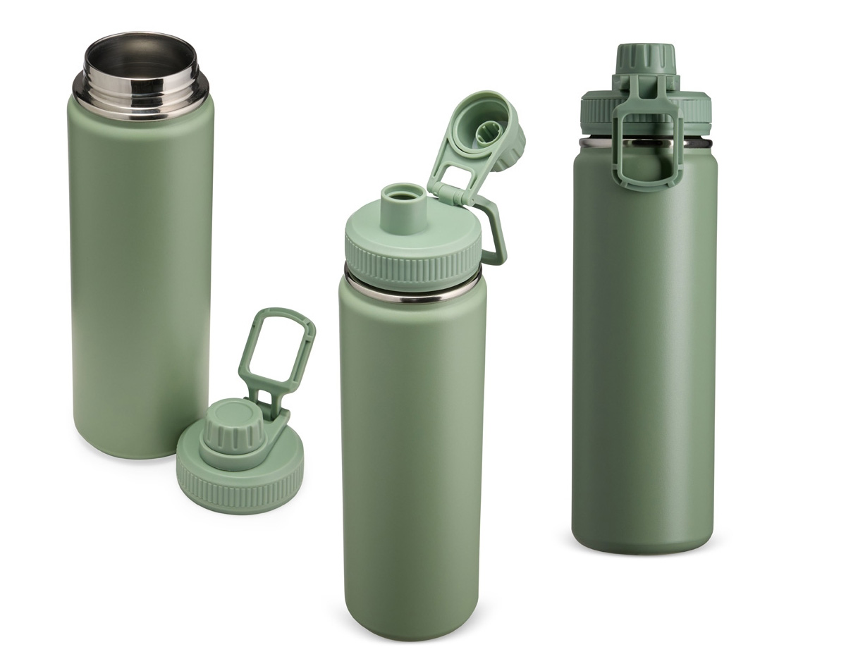 Garrafa térmica inox com capacidade de até 750ml. A pintura eletrostática garante uma cor duradoura e acabamento de maior qualidade. Sua parede dupla e isolamento à vácuo mantém o líquido conservado por mais tempo e permite o uso da garrafa sem a necessidade de se preocupar em entrar em contato direto com o calor interno ou vazamentos. Além disso, a garrafa conta com uma tampa rosqueável e uma alça que facilita o transporte para qualquer lugar.