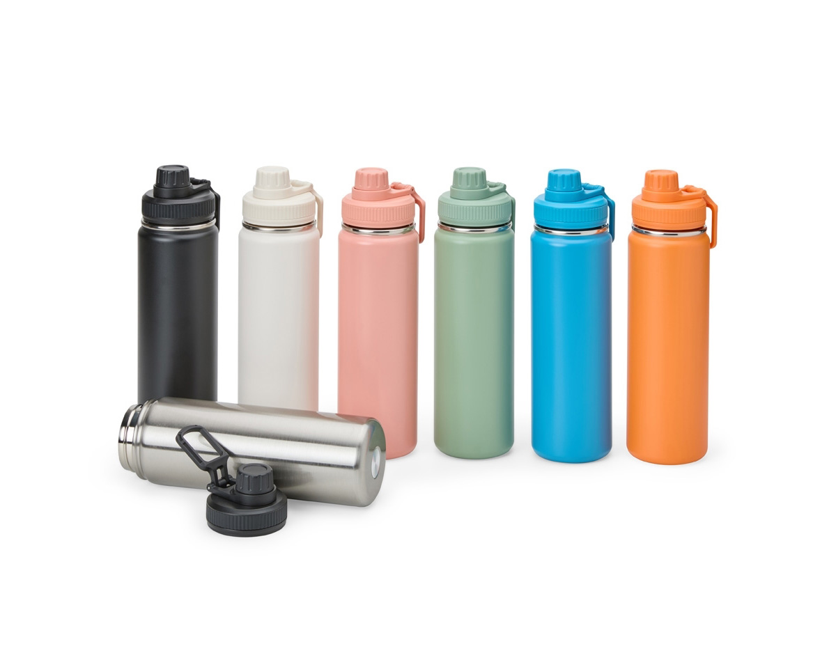 Garrafa térmica inox com capacidade de até 750ml. A pintura eletrostática garante uma cor duradoura e acabamento de maior qualidade. Sua parede dupla e isolamento à vácuo mantém o líquido conservado por mais tempo e permite o uso da garrafa sem a necessidade de se preocupar em entrar em contato direto com o calor interno ou vazamentos. Além disso, a garrafa conta com uma tampa rosqueável e uma alça que facilita o transporte para qualquer lugar.