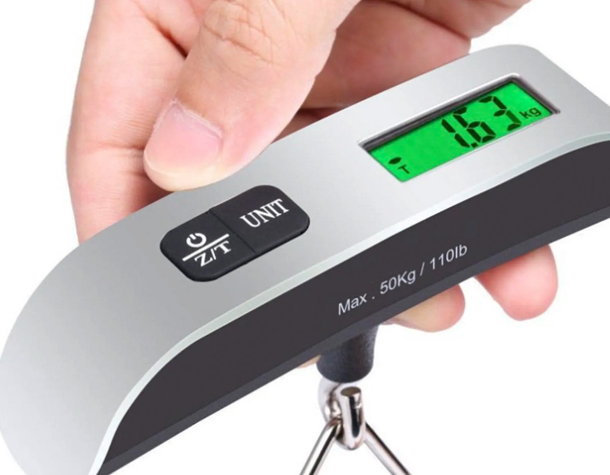 Balança de mão digital portátil, leve e compacta, ideal para viagens, pesca ou uso diário. Cabe facilmente em bolsas ou mochilas e permite pesar bagagens e equipamentos com praticidade. Evita excedentes de peso, sendo útil em aeroportos e outras situações de transporte.