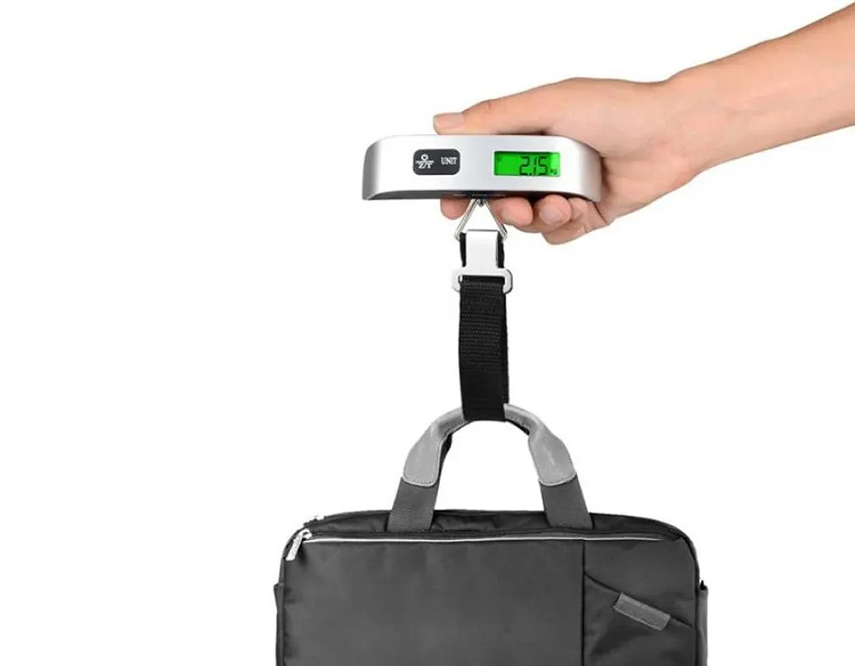 Balança de mão digital portátil, leve e compacta, ideal para viagens, pesca ou uso diário. Cabe facilmente em bolsas ou mochilas e permite pesar bagagens e equipamentos com praticidade. Evita excedentes de peso, sendo útil em aeroportos e outras situações de transporte.
