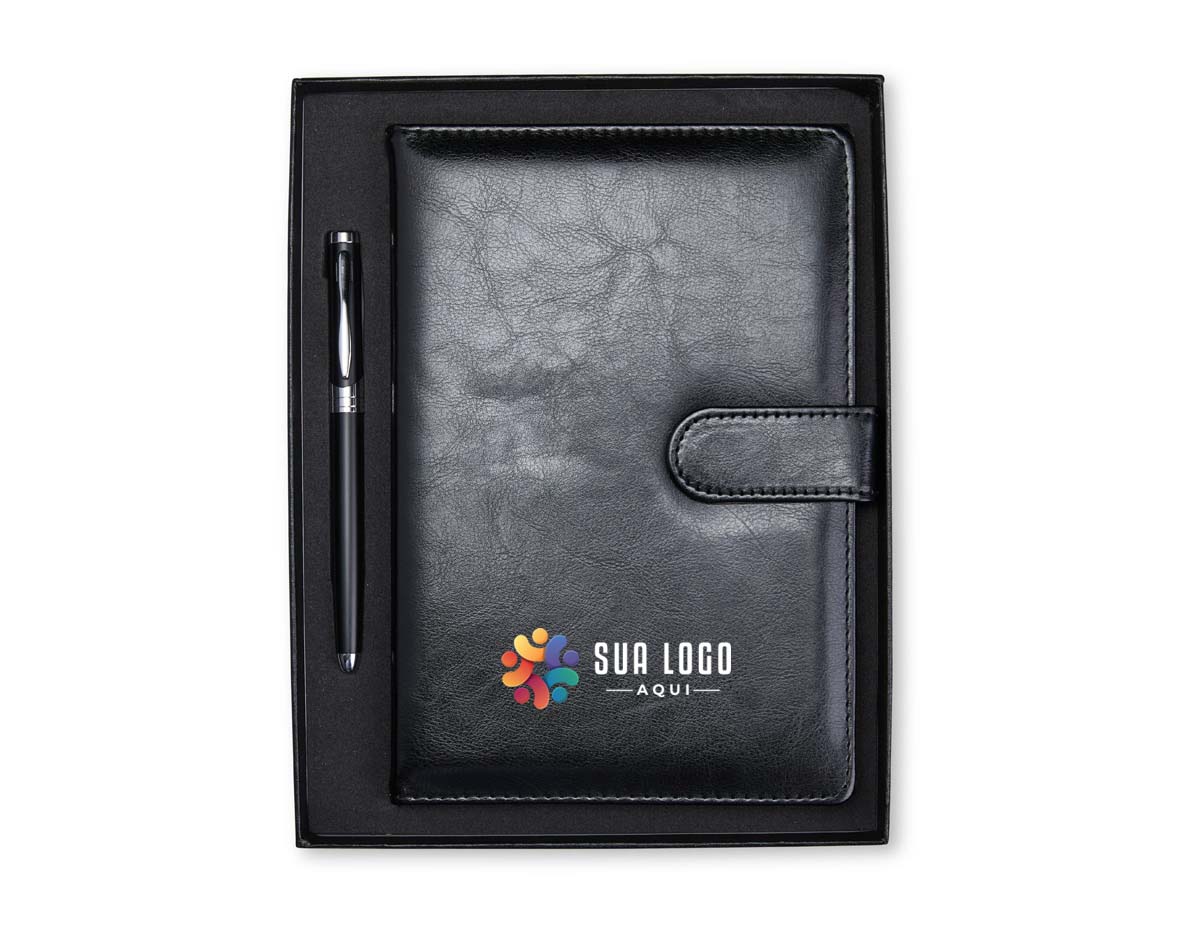 Kit executivo com caderneta em couro sintético e caneta metálica. Ideal para reuniões e estudos. Acompanha estojo e plaquinha. Sofisticação que marca presença!