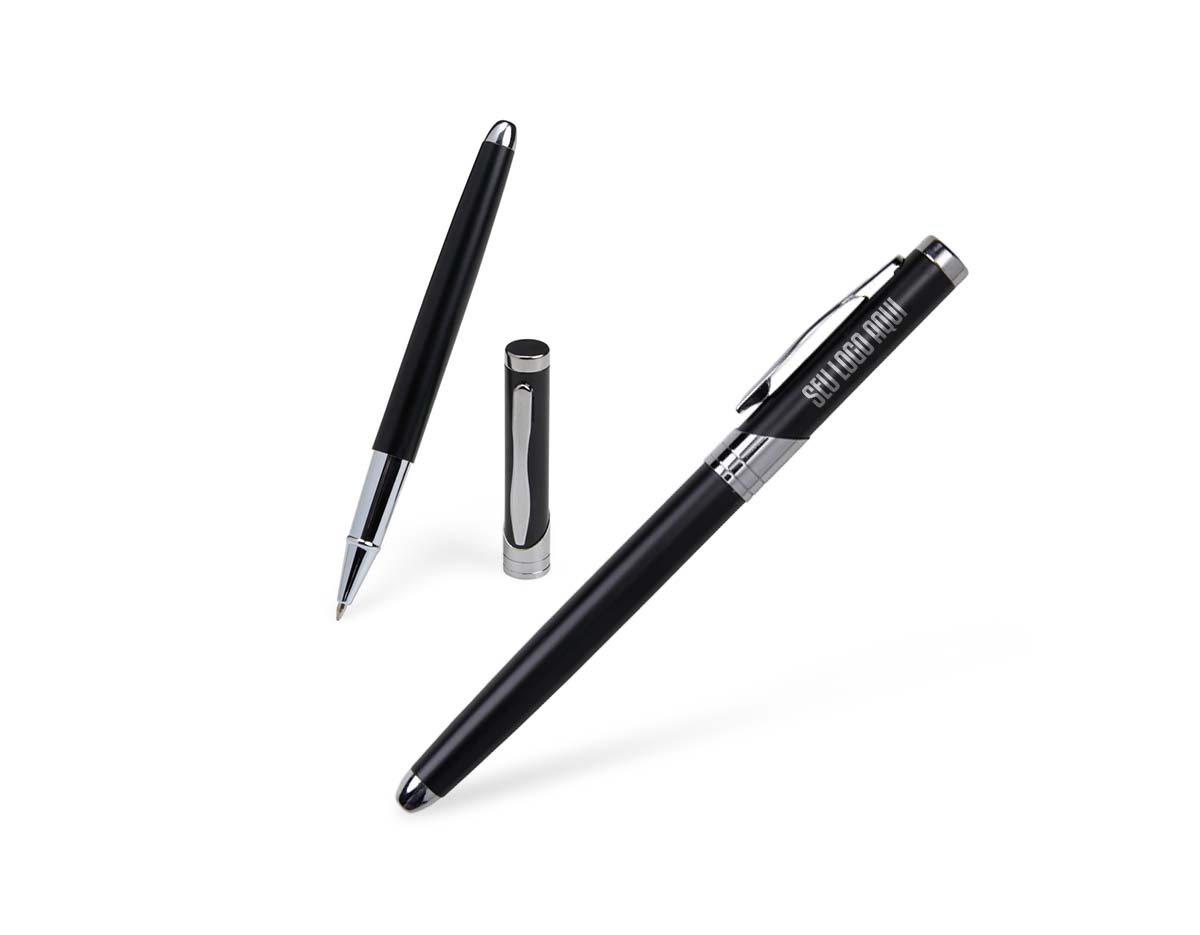 Kit executivo com caderneta em couro sintético e caneta metálica. Ideal para reuniões e estudos. Acompanha estojo e plaquinha. Sofisticação que marca presença!