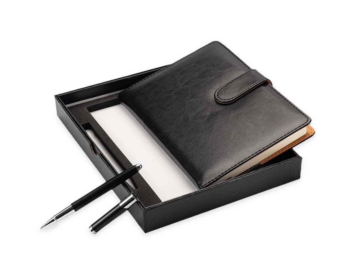 Kit executivo com caderneta em couro sintético e caneta metálica. Ideal para reuniões e estudos. Acompanha estojo e plaquinha. Sofisticação que marca presença!