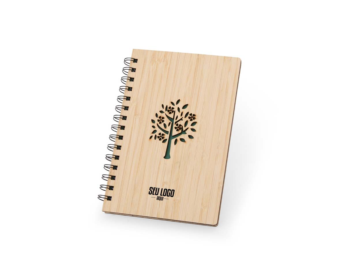 Com design sustentável, este caderno em bambu conta com aproximadamente 69 folhas brancas pautadas. Sua capa rígida com arte vazada ganha destaque com a "folha de guarda" verde, enquanto o espiral metálico garante resistência e praticidade durante o uso.