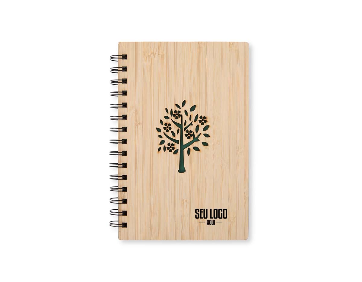 Com design sustentável, este caderno em bambu conta com aproximadamente 69 folhas brancas pautadas. Sua capa rígida com arte vazada ganha destaque com a "folha de guarda" verde, enquanto o espiral metálico garante resistência e praticidade durante o uso.