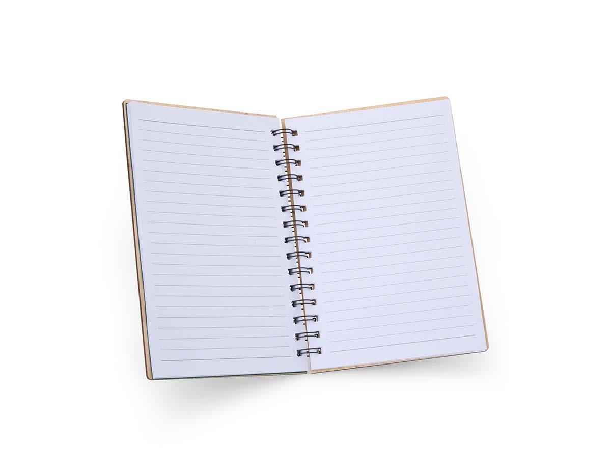 Com design sustentável, este caderno em bambu conta com aproximadamente 69 folhas brancas pautadas. Sua capa rígida com arte vazada ganha destaque com a "folha de guarda" verde, enquanto o espiral metálico garante resistência e praticidade durante o uso.