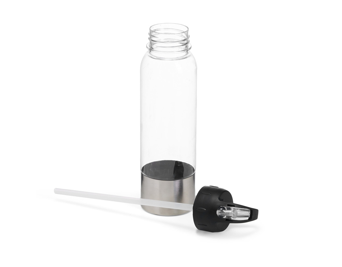 Squeeze com corpo leve e resistente em plástico e base metálica que garante durabilidade e um visual moderno. Possui tampa rosqueável, bico prático e acompanha canudo, facilitando a hidratação sem derramar. Versátil para o dia a dia e ideal para diversas atividades.