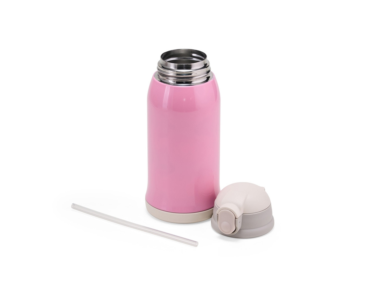 Garrafa térmica de 550ml em aço inox SUS 316, ideal para conservar a temperatura de bebidas por mais tempo. Possui tampa com proteção para o canudo, evitando impurezas, e bico de silicone acionado por botão. Prática para o consumo de sucos, refrigerantes e outras bebidas em qualquer lugar.