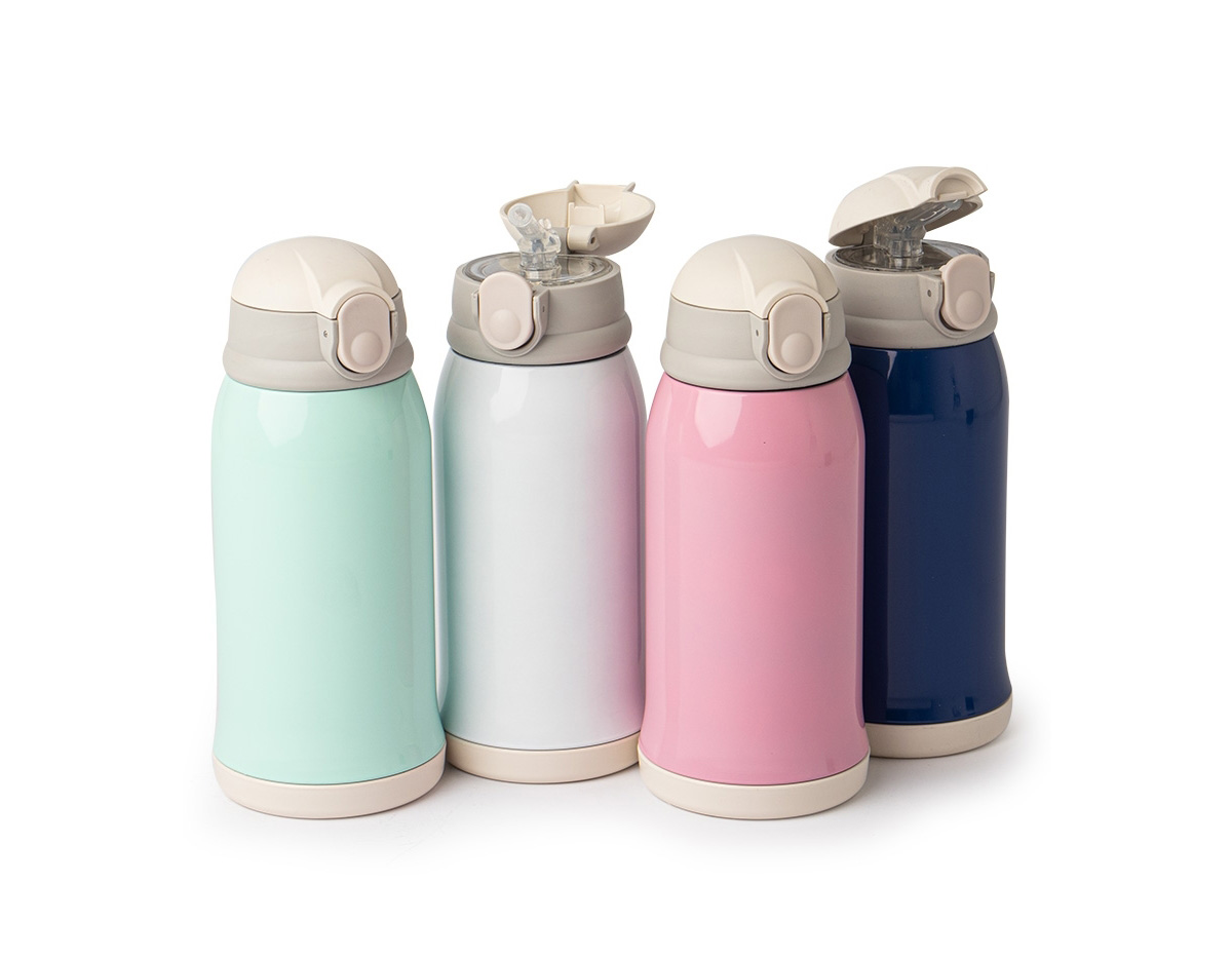 Garrafa térmica de 550ml em aço inox SUS 316, ideal para conservar a temperatura de bebidas por mais tempo. Possui tampa com proteção para o canudo, evitando impurezas, e bico de silicone acionado por botão. Prática para o consumo de sucos, refrigerantes e outras bebidas em qualquer lugar.