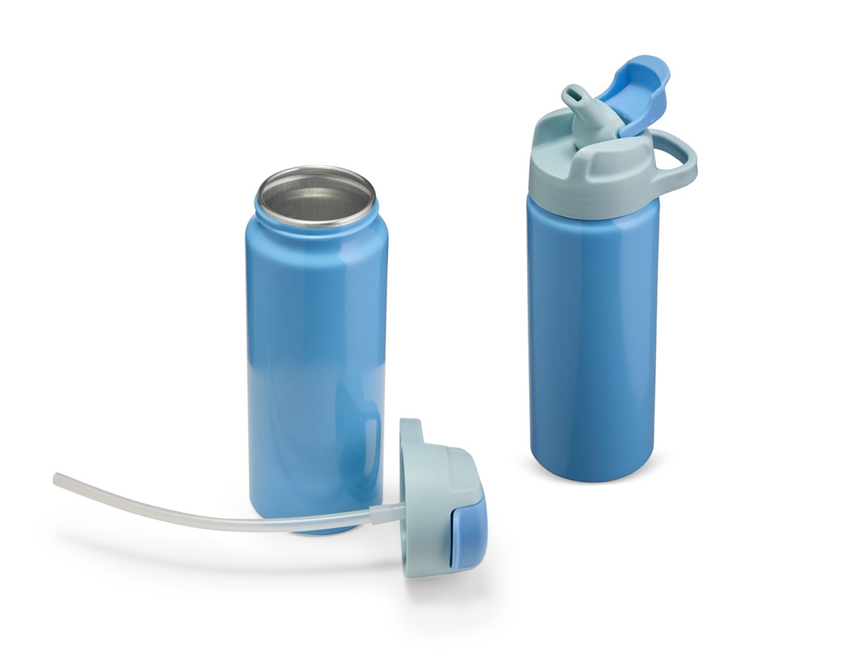 Squeeze de alumínio com capacidade de 600ml, ideal para uso diário. Possui tampa com alça fixa, bico flexível com canudo interno e tampa protetora, que evita vazamentos e contato com sujeira, garantindo maior higiene e praticidade durante o uso.