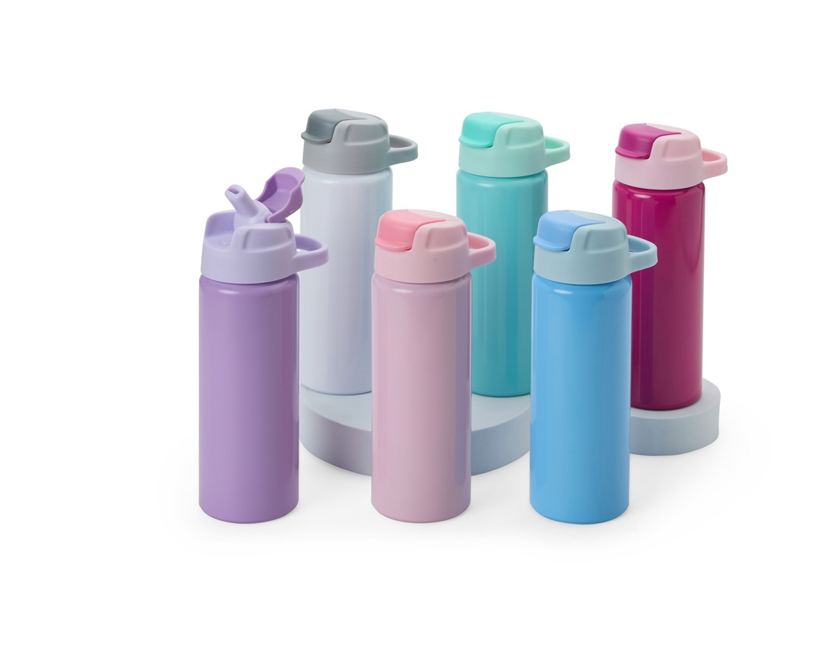 Squeeze de alumínio com capacidade de 600ml, ideal para uso diário. Possui tampa com alça fixa, bico flexível com canudo interno e tampa protetora, que evita vazamentos e contato com sujeira, garantindo maior higiene e praticidade durante o uso.