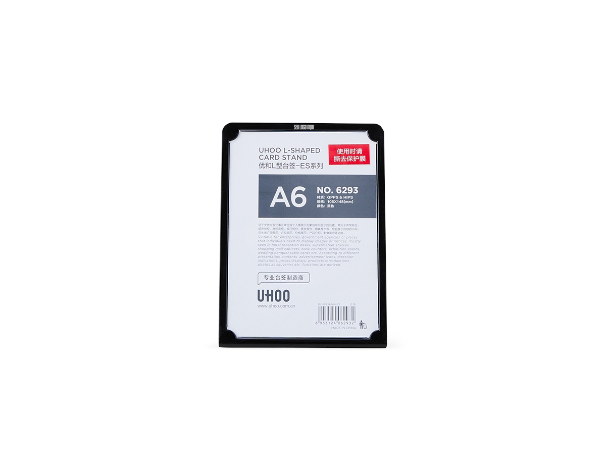 Expositor porta-retrato no formato A6, confeccionado em poliestireno, com placa frontal em acrílico transparente que protege o conteúdo e permite fácil visualização. Ideal para exibir fotos, avisos ou informações em ambientes diversos.