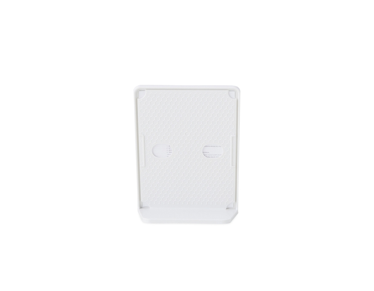 Expositor porta-retrato no formato A6, confeccionado em poliestireno, com placa frontal em acrílico transparente que protege o conteúdo e permite fácil visualização. Ideal para exibir fotos, avisos ou informações em ambientes diversos.