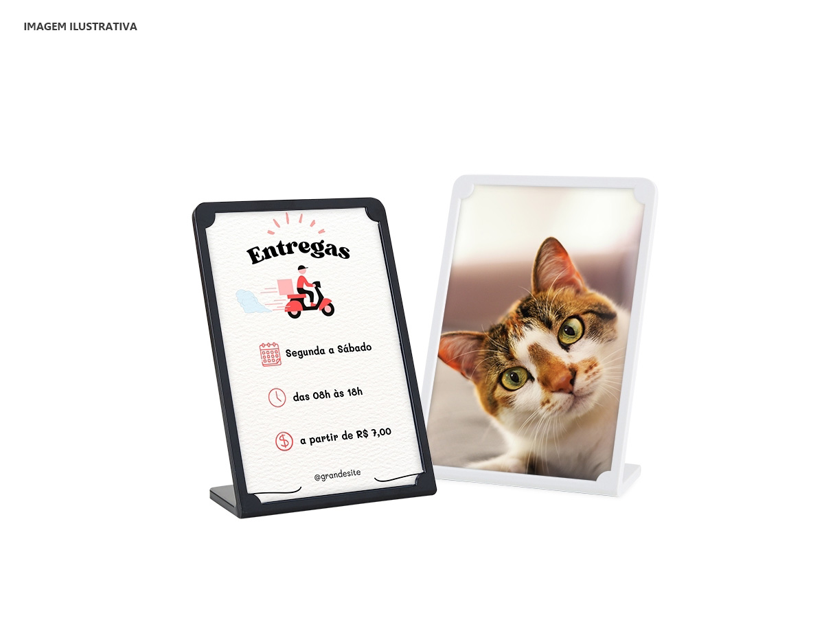 Expositor porta-retrato no formato A6, confeccionado em poliestireno, com placa frontal em acrílico transparente que protege o conteúdo e permite fácil visualização. Ideal para exibir fotos, avisos ou informações em ambientes diversos.