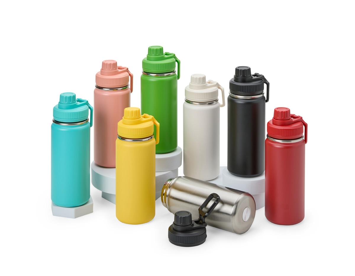 Garrafa térmica inox de capacidade de até 550ml. A pintura eletrostática garante uma cor duradoura e acabamento de maior qualidade. Sua parede dupla e isolamento à vácuo mantém o líquido conservado por mais tempo e permite o uso da garrafa sem a necessidade de se preocupar em entrar em contato direto com o calor interno ou vazamentos. Além disso, a garrafa conta com uma tampa rosqueável e uma alça que facilita o transporte para qualquer lugar.