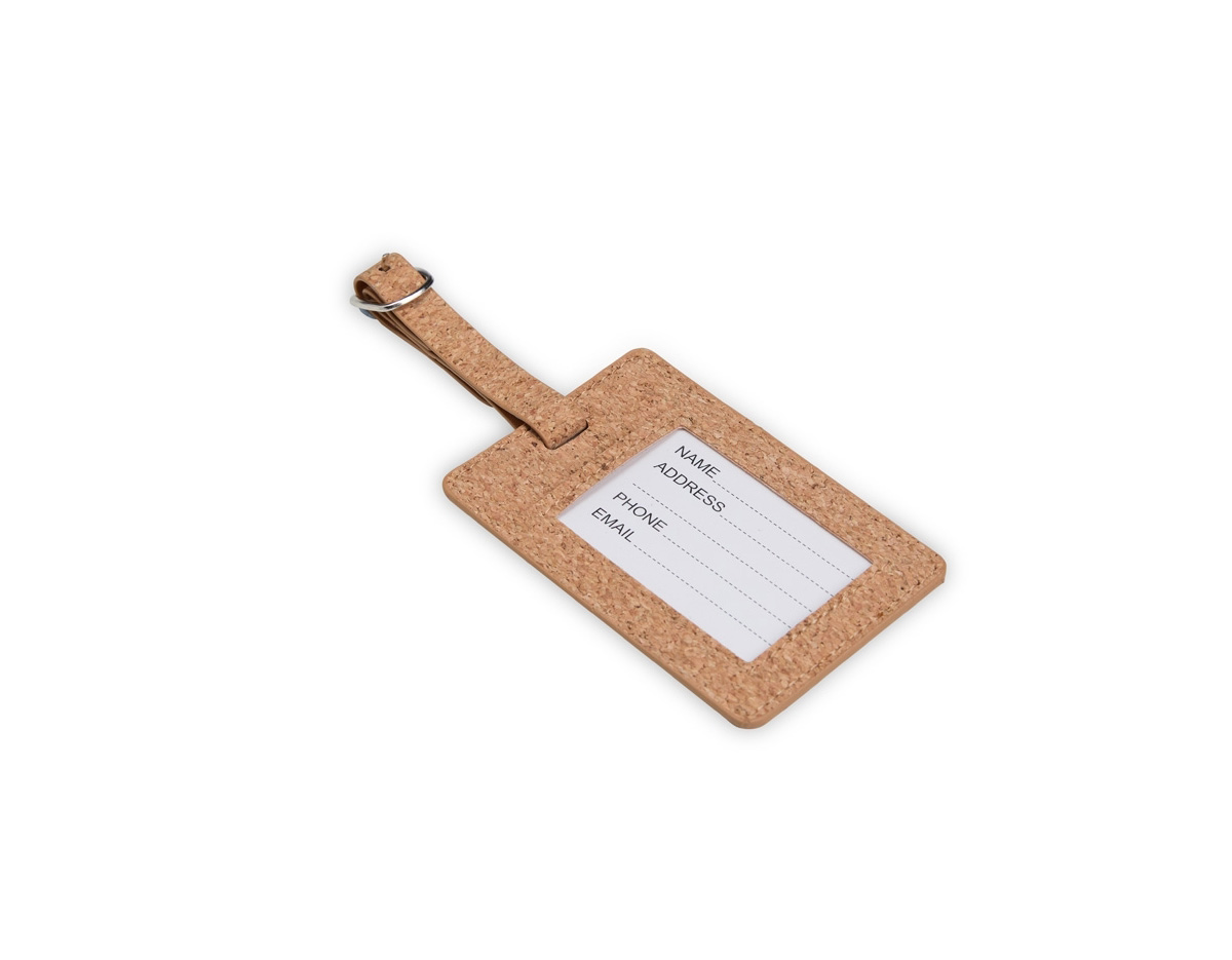 Kit viagem com 3 peças composto por porta-passaporte e tag identificadora de bagagem com alça, ambos com acabamento em cortiça. Acondicionado em estojo de papel com berço espumado e revestido em veludo, oferece praticidade e segurança na identificação de itens durante viagens.