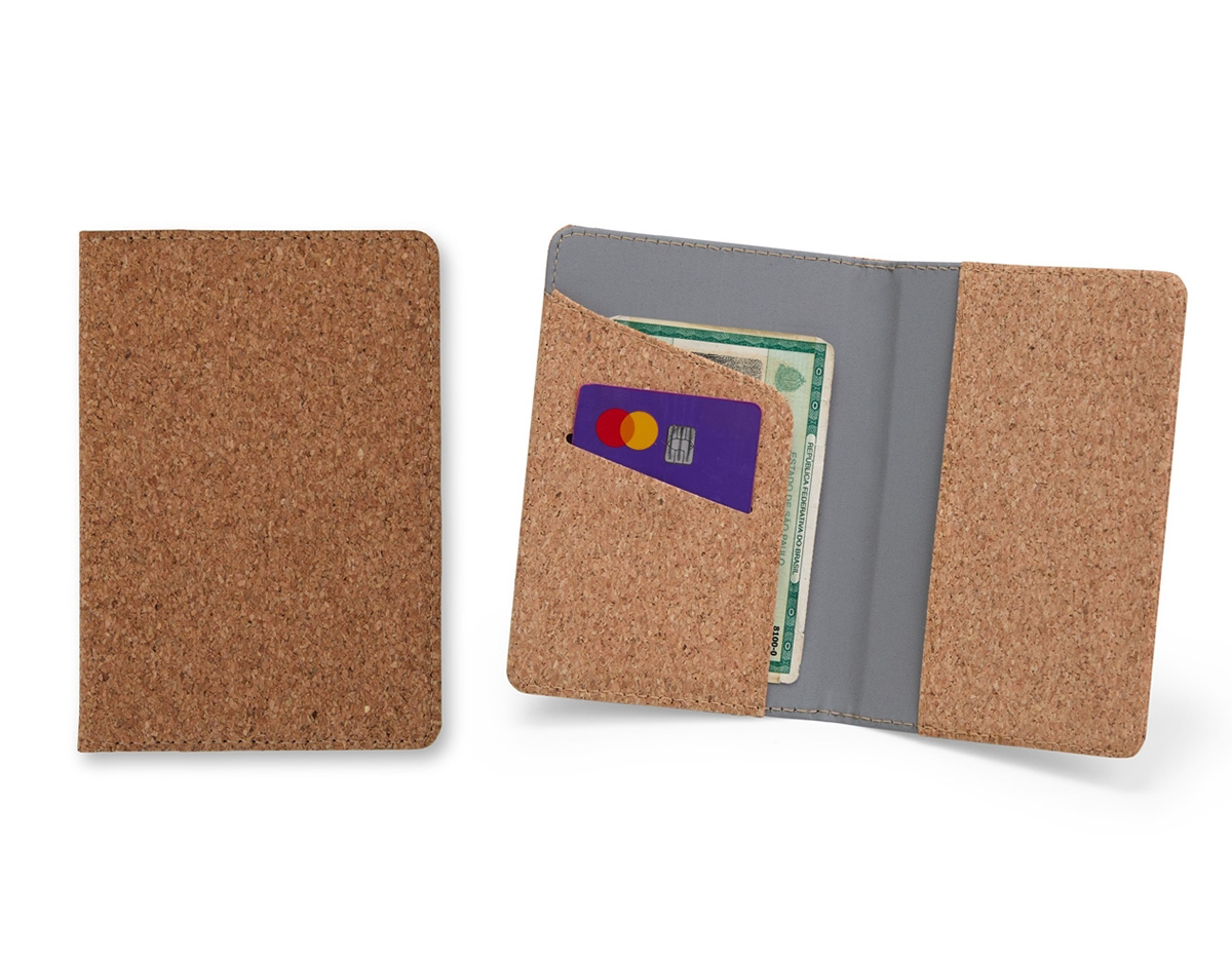 Kit viagem com 3 peças composto por porta-passaporte e tag identificadora de bagagem com alça, ambos com acabamento em cortiça. Acondicionado em estojo de papel com berço espumado e revestido em veludo, oferece praticidade e segurança na identificação de itens durante viagens.