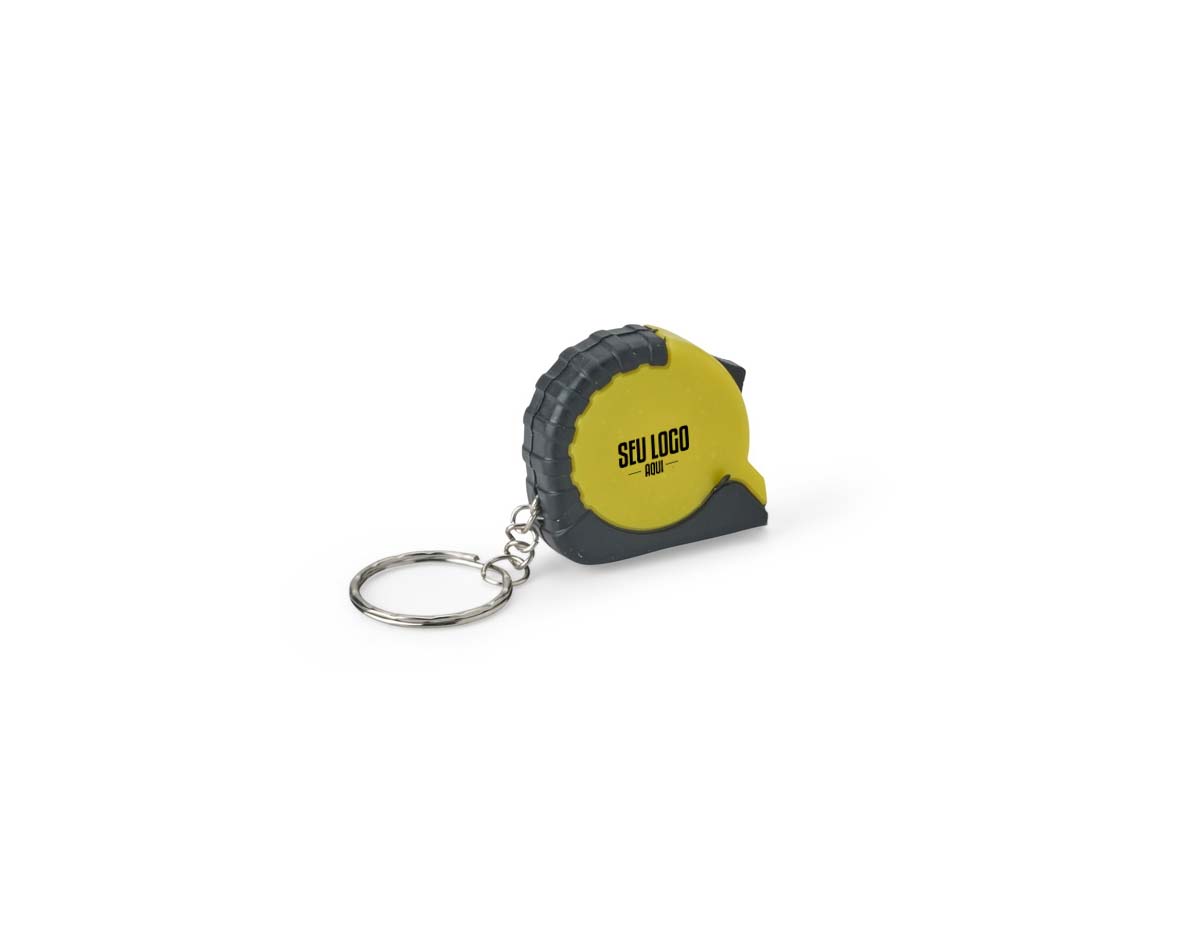 Chaveiro trena em plástico com fita de aço de 1 metro, marcada em pés e polegadas. Ideal para medições rápidas no dia a dia, conta com trava de segurança de fácil uso e argola metálica para chaves ou acoplamento a outros chaveiros. Prático e versátil.