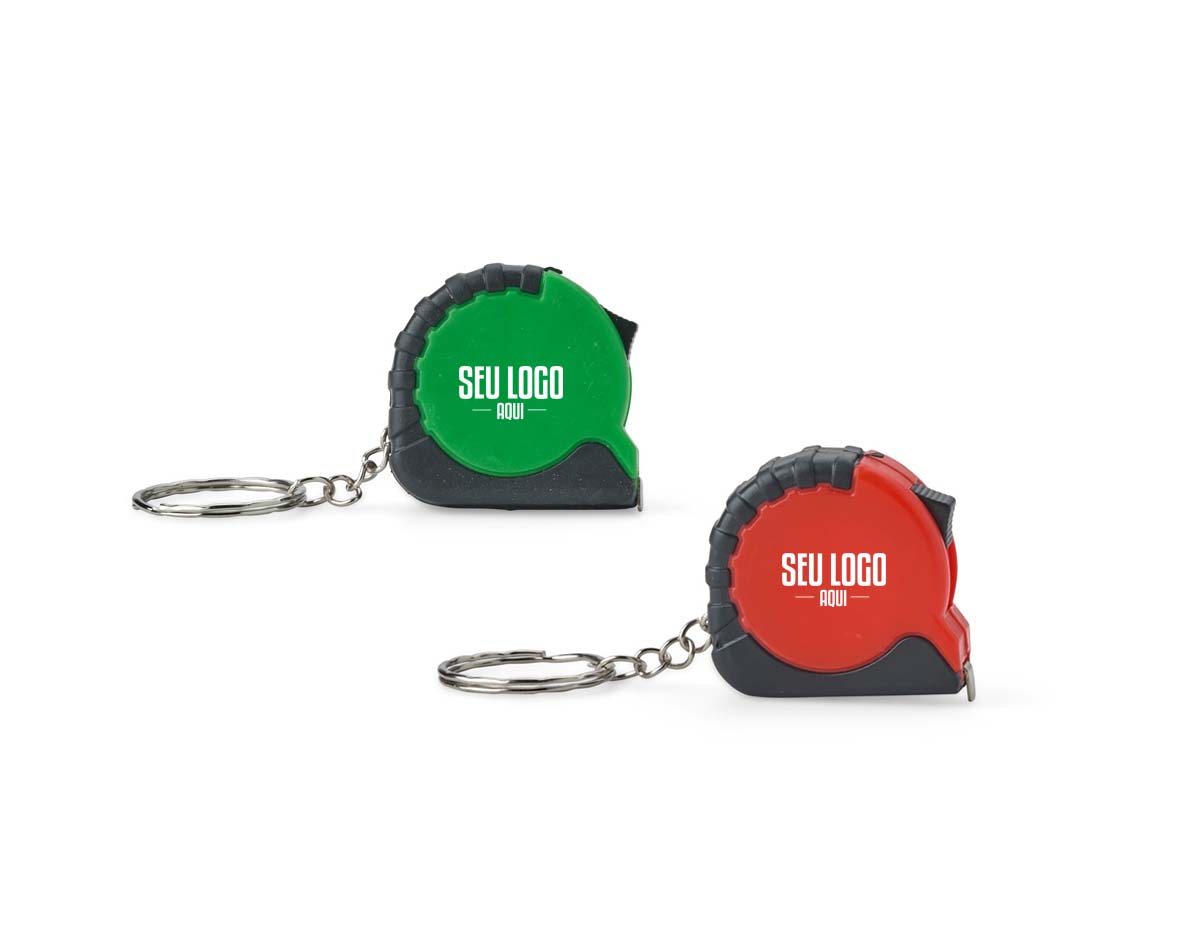 Chaveiro trena em plástico com fita de aço de 1 metro, marcada em pés e polegadas. Ideal para medições rápidas no dia a dia, conta com trava de segurança de fácil uso e argola metálica para chaves ou acoplamento a outros chaveiros. Prático e versátil.