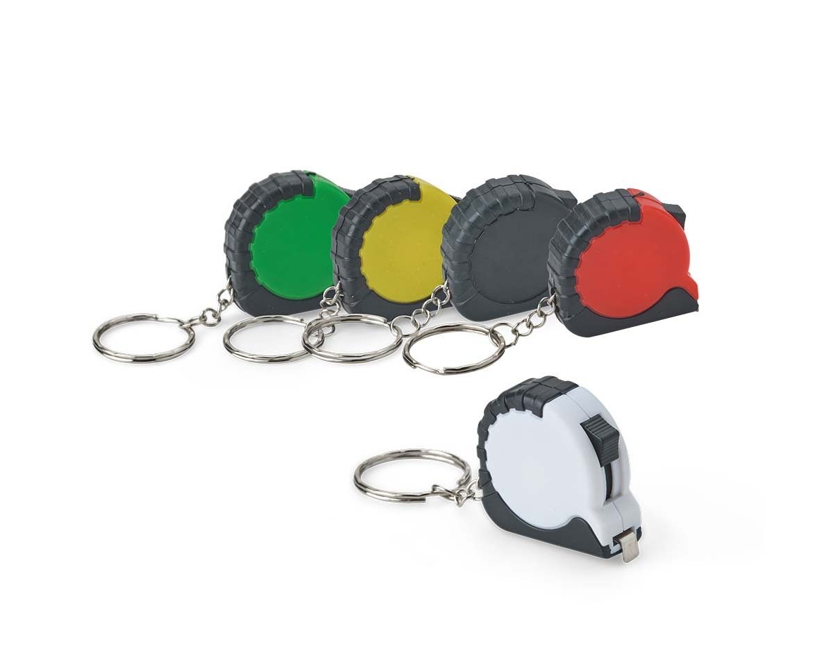 Chaveiro trena em plástico com fita de aço de 1 metro, marcada em pés e polegadas. Ideal para medições rápidas no dia a dia, conta com trava de segurança de fácil uso e argola metálica para chaves ou acoplamento a outros chaveiros. Prático e versátil.