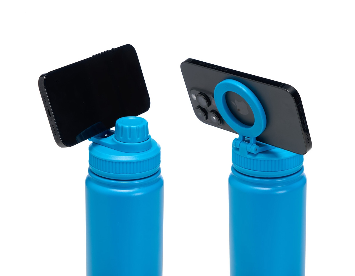 Garrafa térmica em inox com capacidade de 750ml, pintura eletrostática para maior durabilidade e acabamento. Possui parede dupla com isolamento a vácuo, que conserva a temperatura e evita vazamentos. A tampa rosqueável traz alça circular magnética compatível com iPhones.