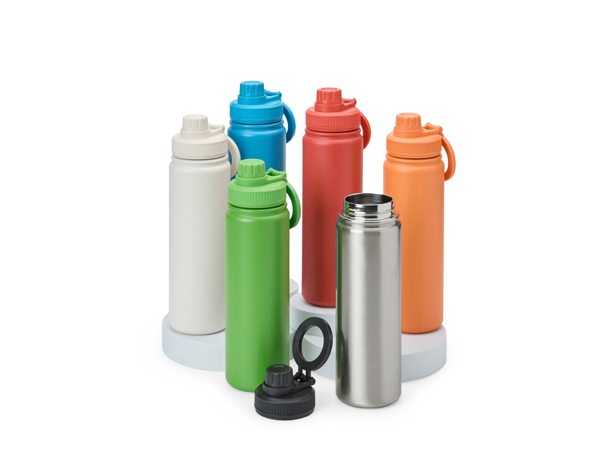 Garrafa térmica em inox com capacidade de 750ml, pintura eletrostática para maior durabilidade e acabamento. Possui parede dupla com isolamento a vácuo, que conserva a temperatura e evita vazamentos. A tampa rosqueável traz alça circular magnética compatível com iPhones.