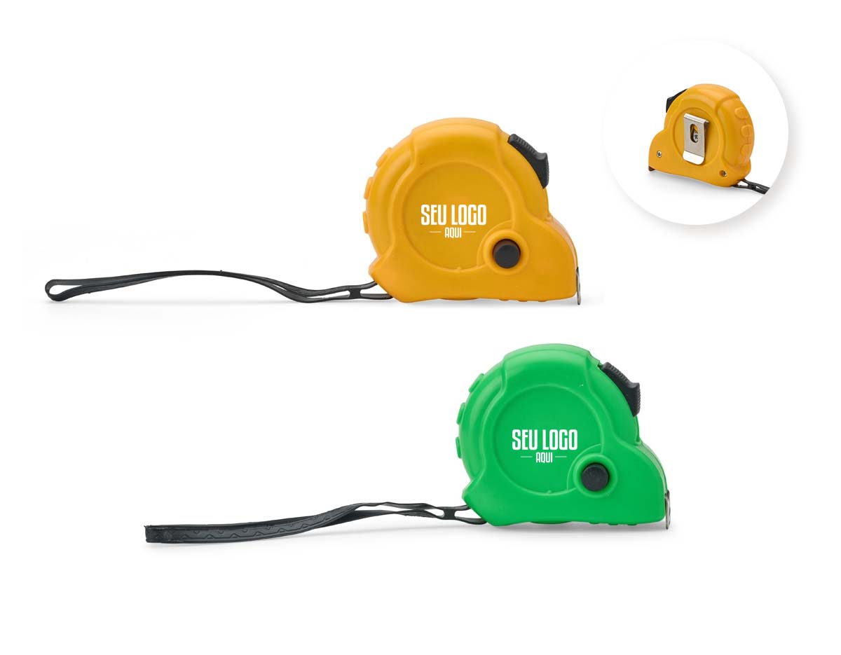Trena de plástico com fita de aço de até 5 metros, com marcações em pés e polegadas. Possui trava de segurança deslizante e botão manual para fixar a medida. Conta com presilha plástica e alça de borracha, facilitando o transporte e o uso em medições cotidianas.