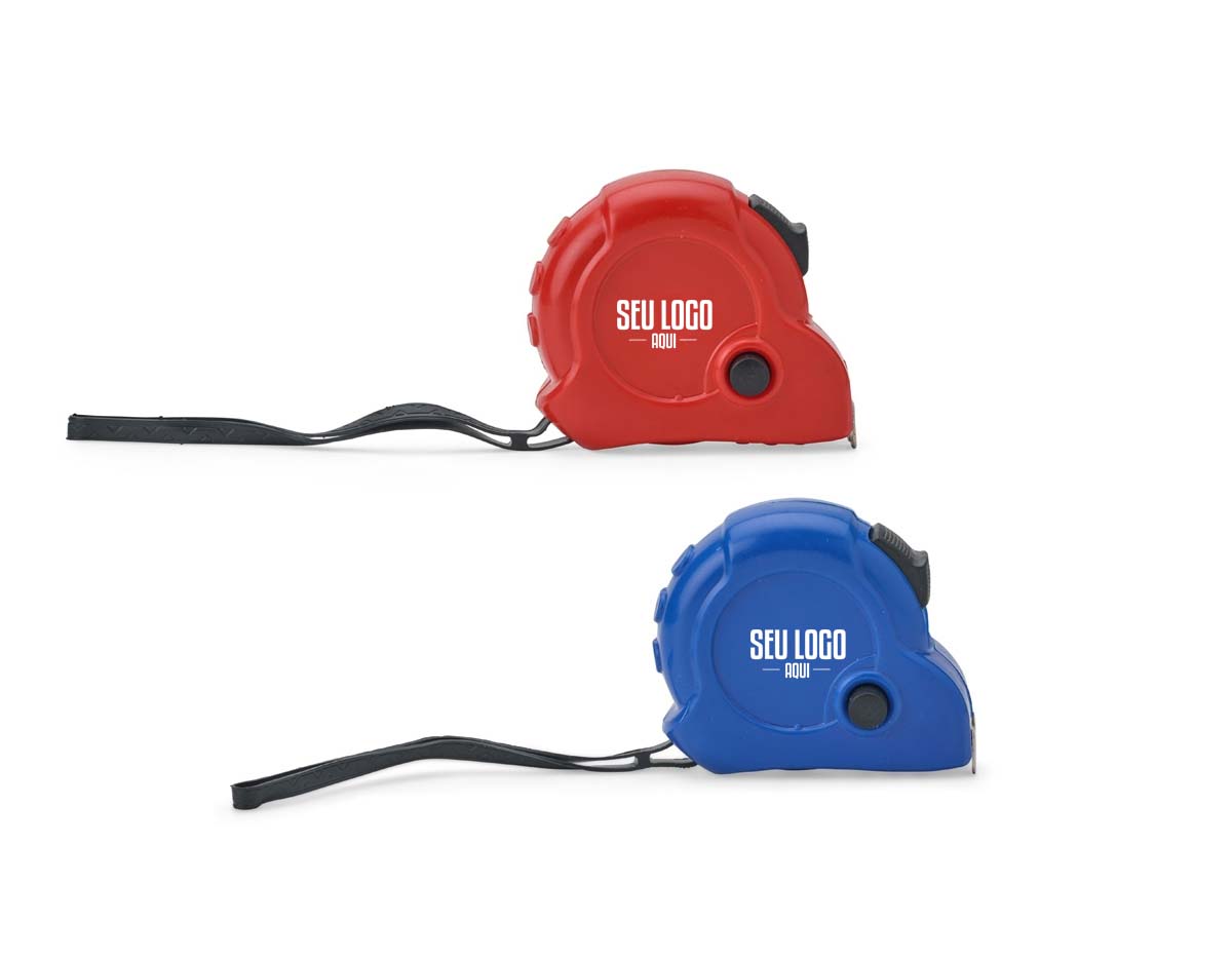 Trena de plástico com fita de aço de até 5 metros, com marcações em pés e polegadas. Possui trava de segurança deslizante e botão manual para fixar a medida. Conta com presilha plástica e alça de borracha, facilitando o transporte e o uso em medições cotidianas.