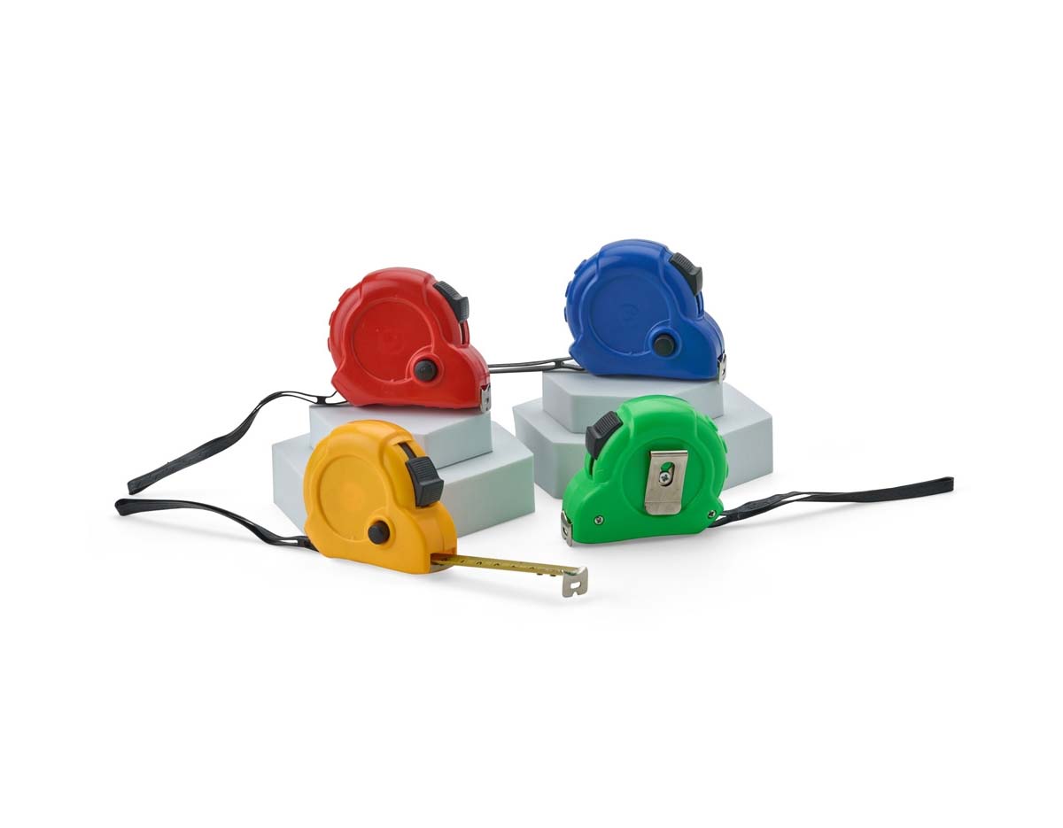 Trena de plástico com fita de aço de até 5 metros, com marcações em pés e polegadas. Possui trava de segurança deslizante e botão manual para fixar a medida. Conta com presilha plástica e alça de borracha, facilitando o transporte e o uso em medições cotidianas.