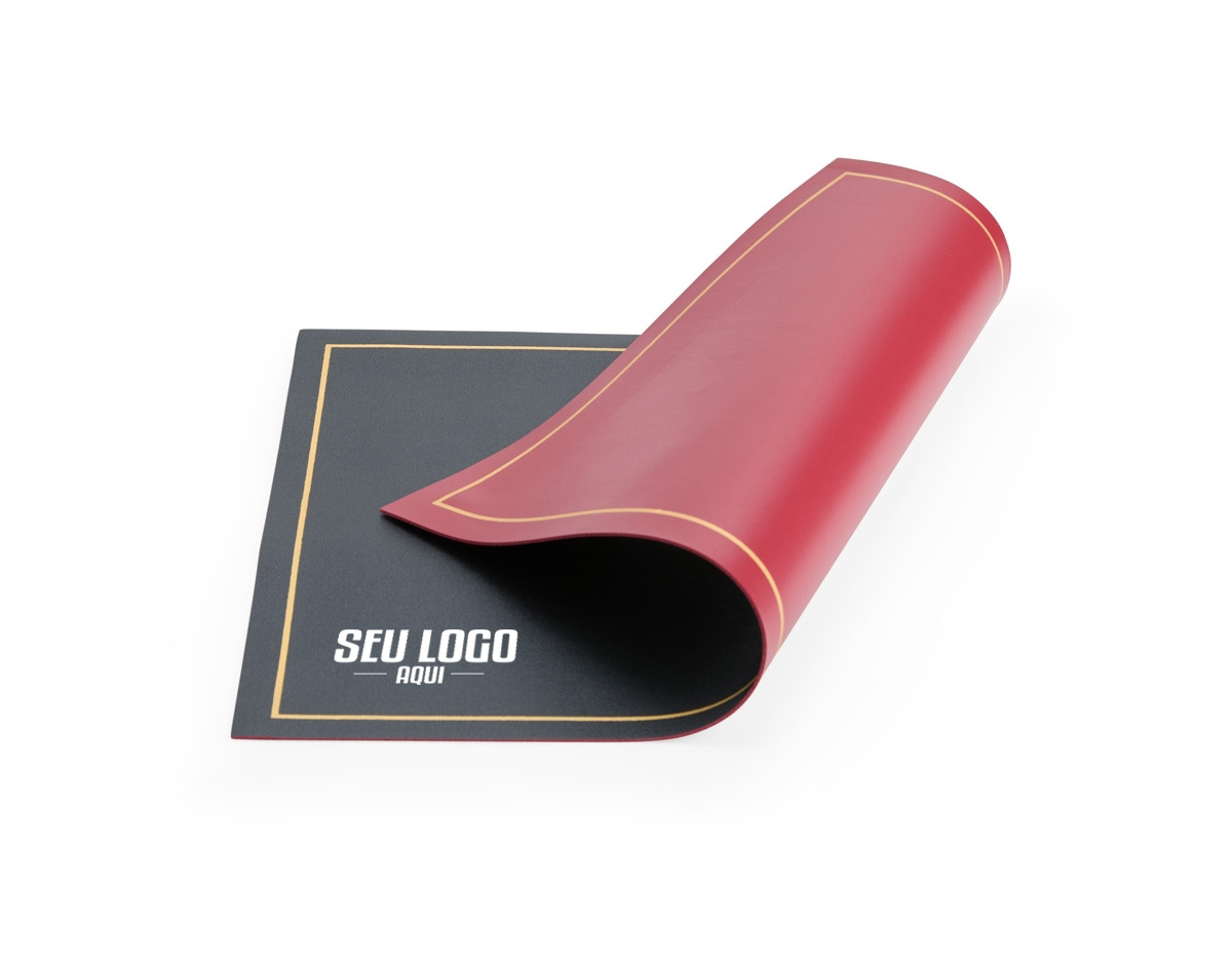 Jogo americano dupla face, confeccionado em borracha e couro sintético de alta qualidade. Oferece versatilidade para a decoração da mesa e proteção contra líquidos, graças à sua superfície absorvente. Ideal para manter o ambiente organizado e elegante.