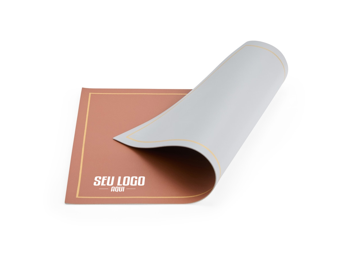 Jogo americano dupla face, confeccionado em borracha e couro sintético de alta qualidade. Oferece versatilidade para a decoração da mesa e proteção contra líquidos, graças à sua superfície absorvente. Ideal para manter o ambiente organizado e elegante.