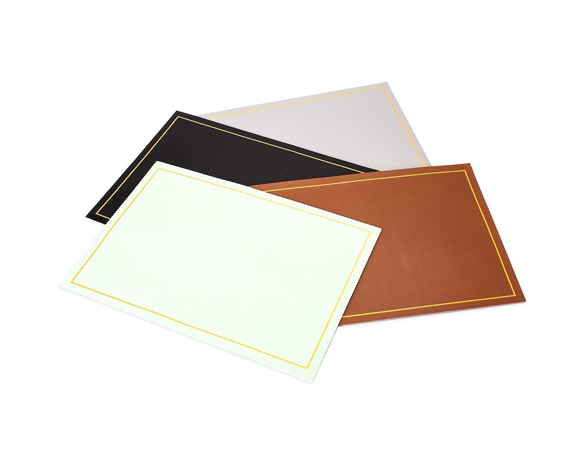 Jogo americano dupla face, confeccionado em borracha e couro sintético de alta qualidade. Oferece versatilidade para a decoração da mesa e proteção contra líquidos, graças à sua superfície absorvente. Ideal para manter o ambiente organizado e elegante.