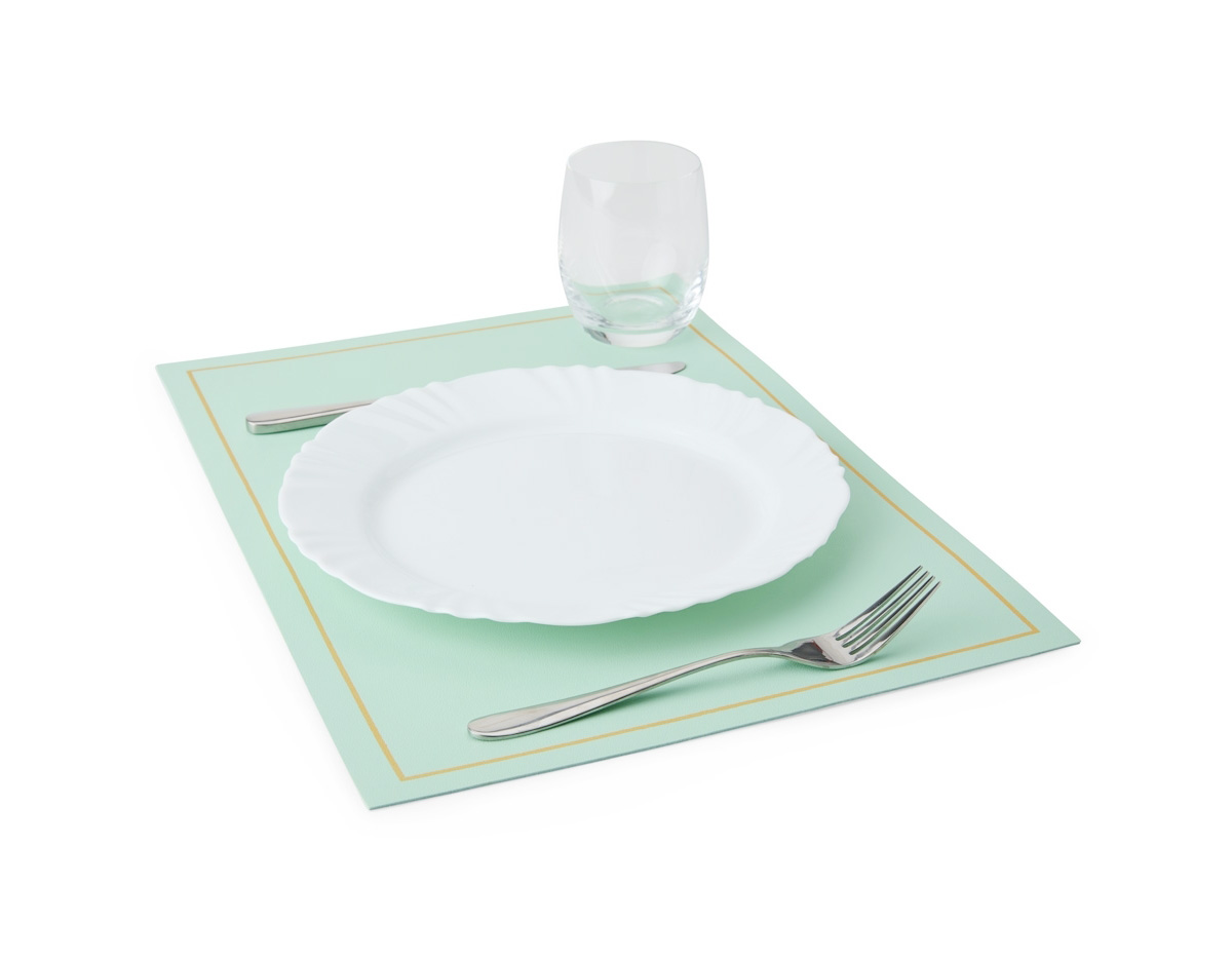 Jogo americano dupla face, confeccionado em borracha e couro sintético de alta qualidade. Oferece versatilidade para a decoração da mesa e proteção contra líquidos, graças à sua superfície absorvente. Ideal para manter o ambiente organizado e elegante.