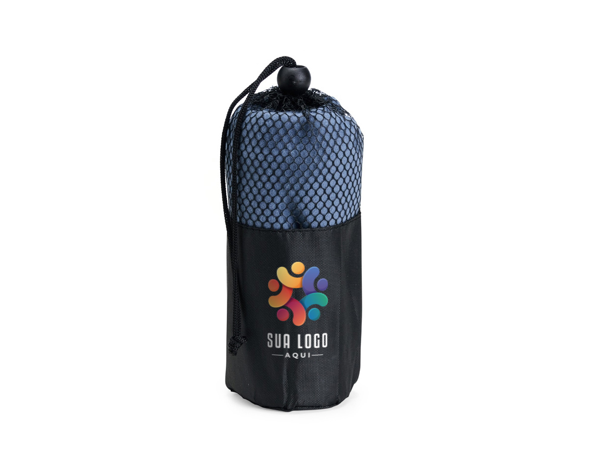 Toalha em poliéster, macia e com alta absorção, ideal para atividades físicas ao ar livre ou em academias. Possui alça de elástico para facilitar o uso e armazenamento, além de vir com saco de nylon para transporte prático após os exercícios.