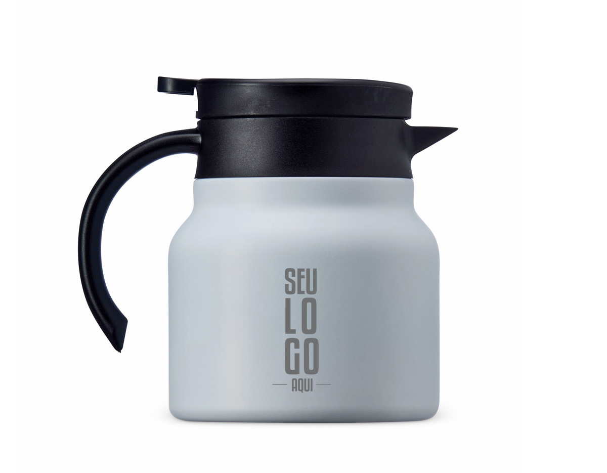 Chaleira térmica de 750 ml em inox, com infusor, display LED e termômetro digital na tampa para indicar a temperatura do líquido. Conta com base antiderrapante, alça ergonômica e tampa plástica com alavanca de acionamento, oferecendo praticidade e controle de temperatura.