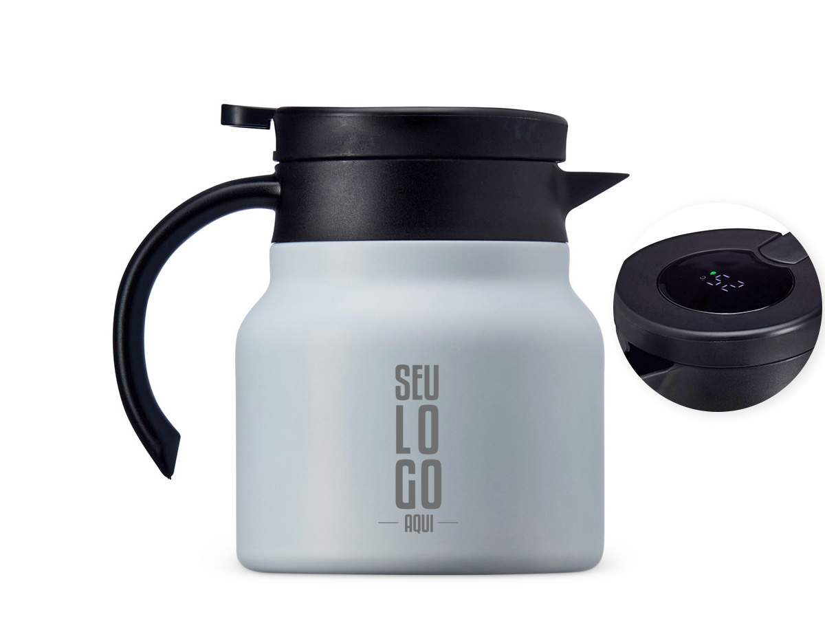 Chaleira térmica de 750 ml em inox, com infusor, display LED e termômetro digital na tampa para indicar a temperatura do líquido. Conta com base antiderrapante, alça ergonômica e tampa plástica com alavanca de acionamento, oferecendo praticidade e controle de temperatura.