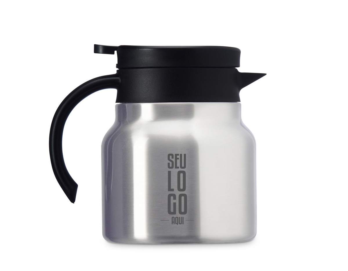 Chaleira térmica de 750 ml em inox, com infusor, display LED e termômetro digital na tampa para indicar a temperatura do líquido. Conta com base antiderrapante, alça ergonômica e tampa plástica com alavanca de acionamento, oferecendo praticidade e controle de temperatura.