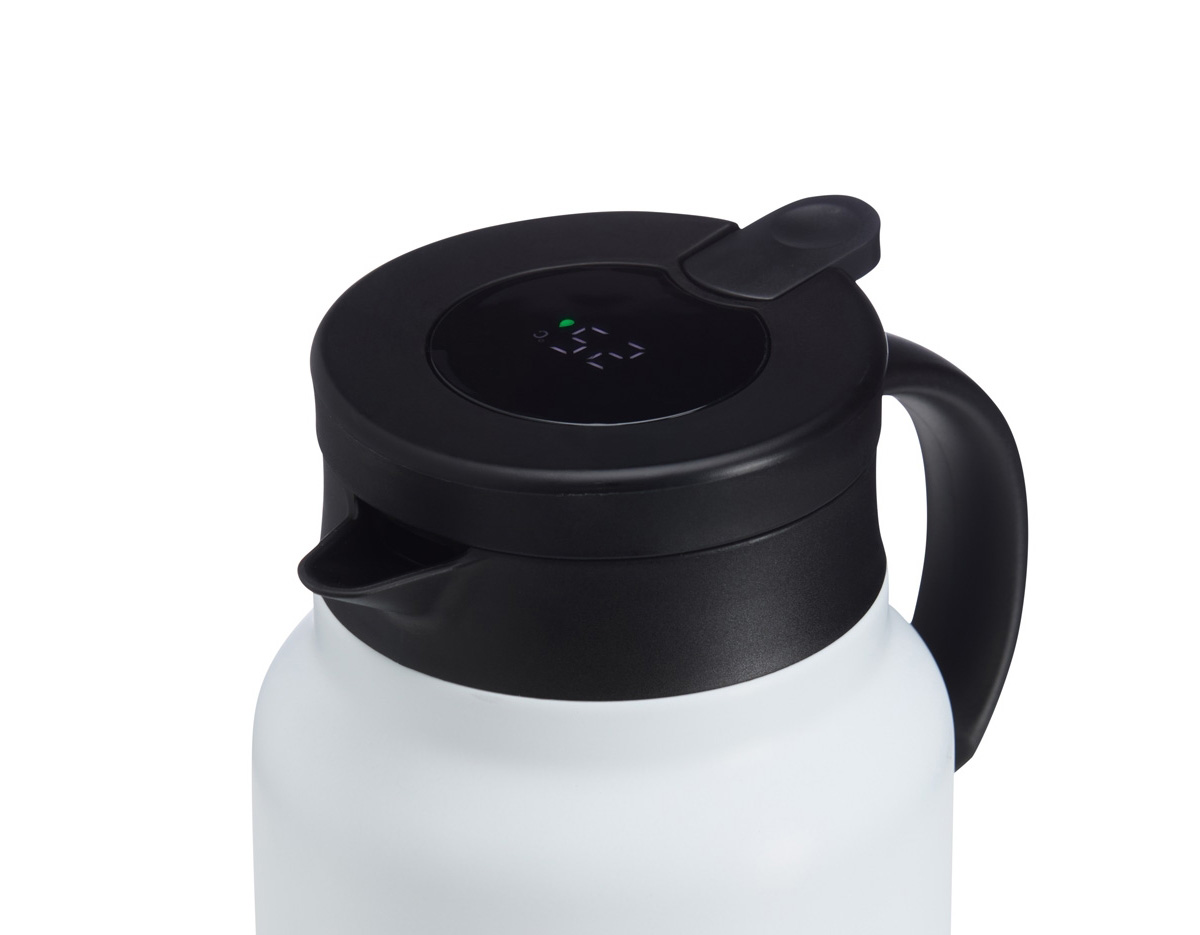 Chaleira térmica de 750 ml em inox, com infusor, display LED e termômetro digital na tampa para indicar a temperatura do líquido. Conta com base antiderrapante, alça ergonômica e tampa plástica com alavanca de acionamento, oferecendo praticidade e controle de temperatura.