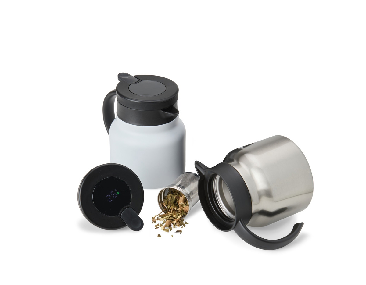 Chaleira térmica de 750 ml em inox, com infusor, display LED e termômetro digital na tampa para indicar a temperatura do líquido. Conta com base antiderrapante, alça ergonômica e tampa plástica com alavanca de acionamento, oferecendo praticidade e controle de temperatura.
