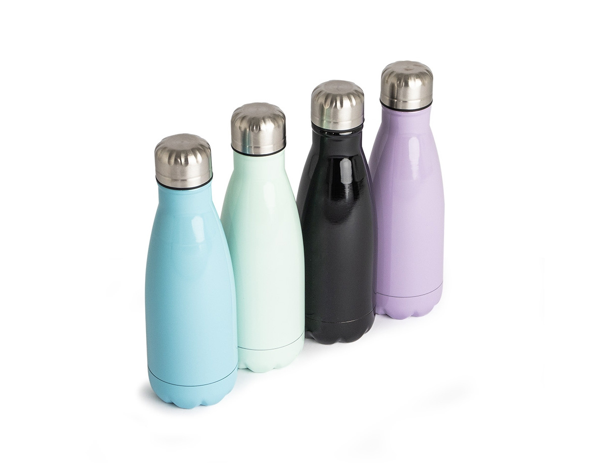Garrafa de inox com capacidade de 540ml, ideal para o dia a dia. Possui acabamento brilhante e tampa rosqueável, combinando simplicidade e elegância para acompanhar a rotina com praticidade.