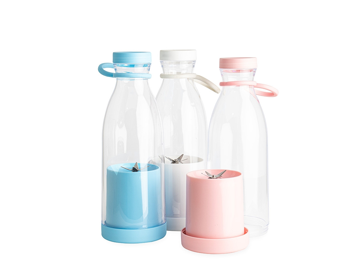 Liquidificador portátil sem fio com capacidade de 380ml, ideal para sucos e smoothies. Possui 6 lâminas de aço inoxidável que trituram frutas, vegetais e gelo. Fácil de usar com um botão e copo removível para limpeza. Acompanha cabo USB. Não ultrapassar 300ml de ingredientes líquidos/sólidos.