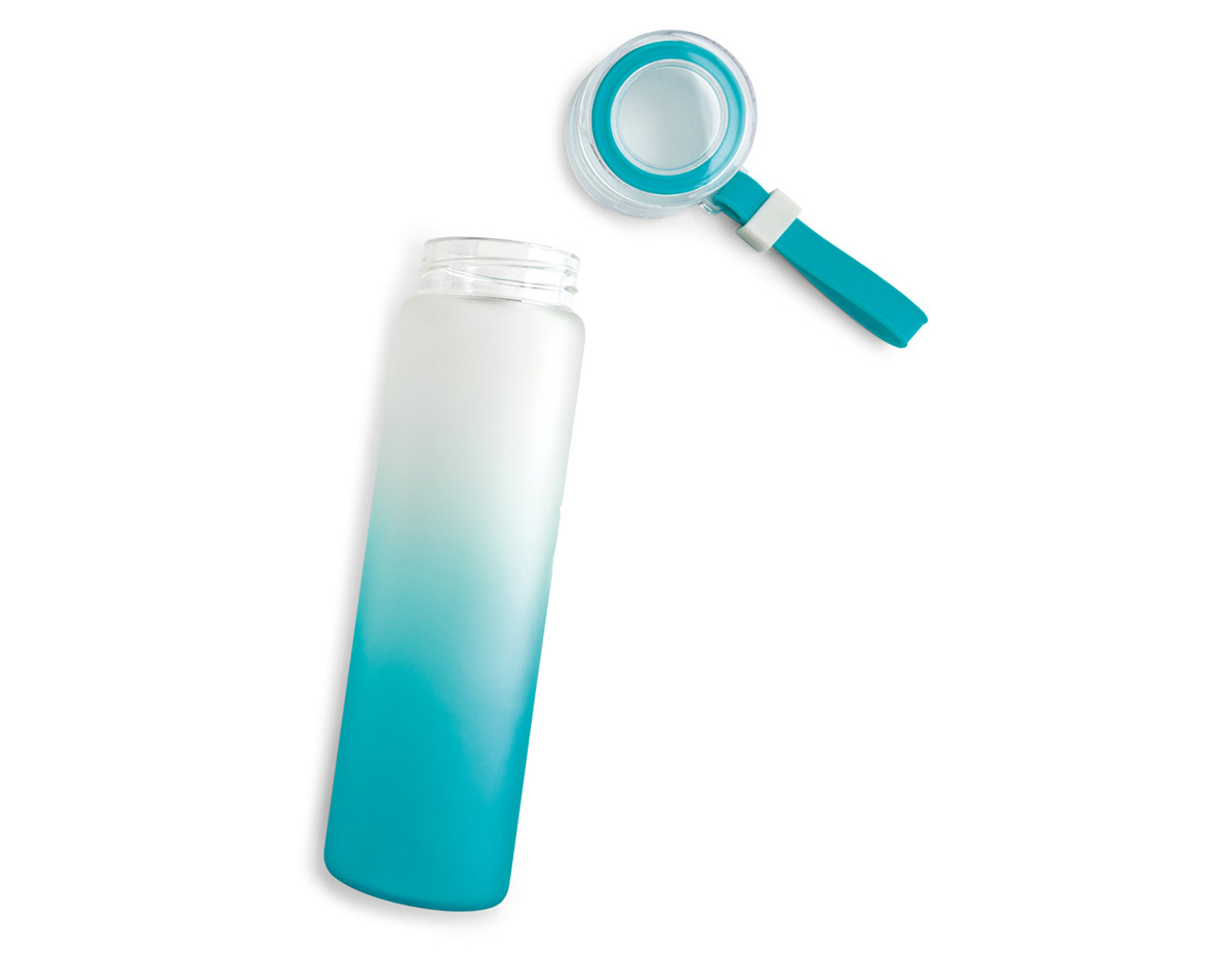 Esta squeeze é fabricada em vidro borossilicato, material resistente a choques térmicos e ideal para bebidas quentes ou frias. Com capacidade de 470 mL, ela acompanha uma tampa em AS (plástico resistente), que garante vedação segura e fácil transporte.