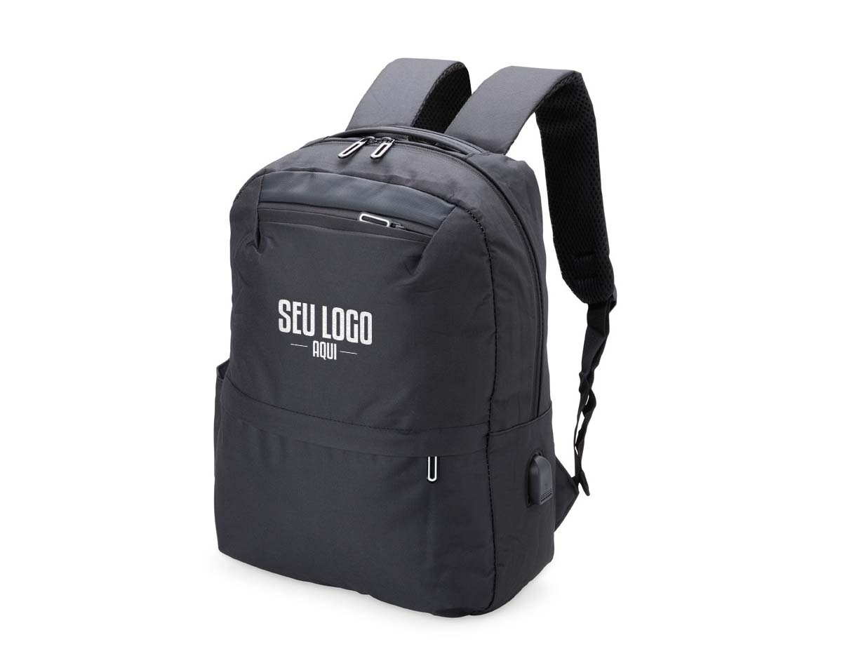 Mochila de nylon 24 litros com três compartimentos, sendo o principal com bolso para notebook 14 polegadas. A mochila possui um bolso lateral e suporte externo usb.