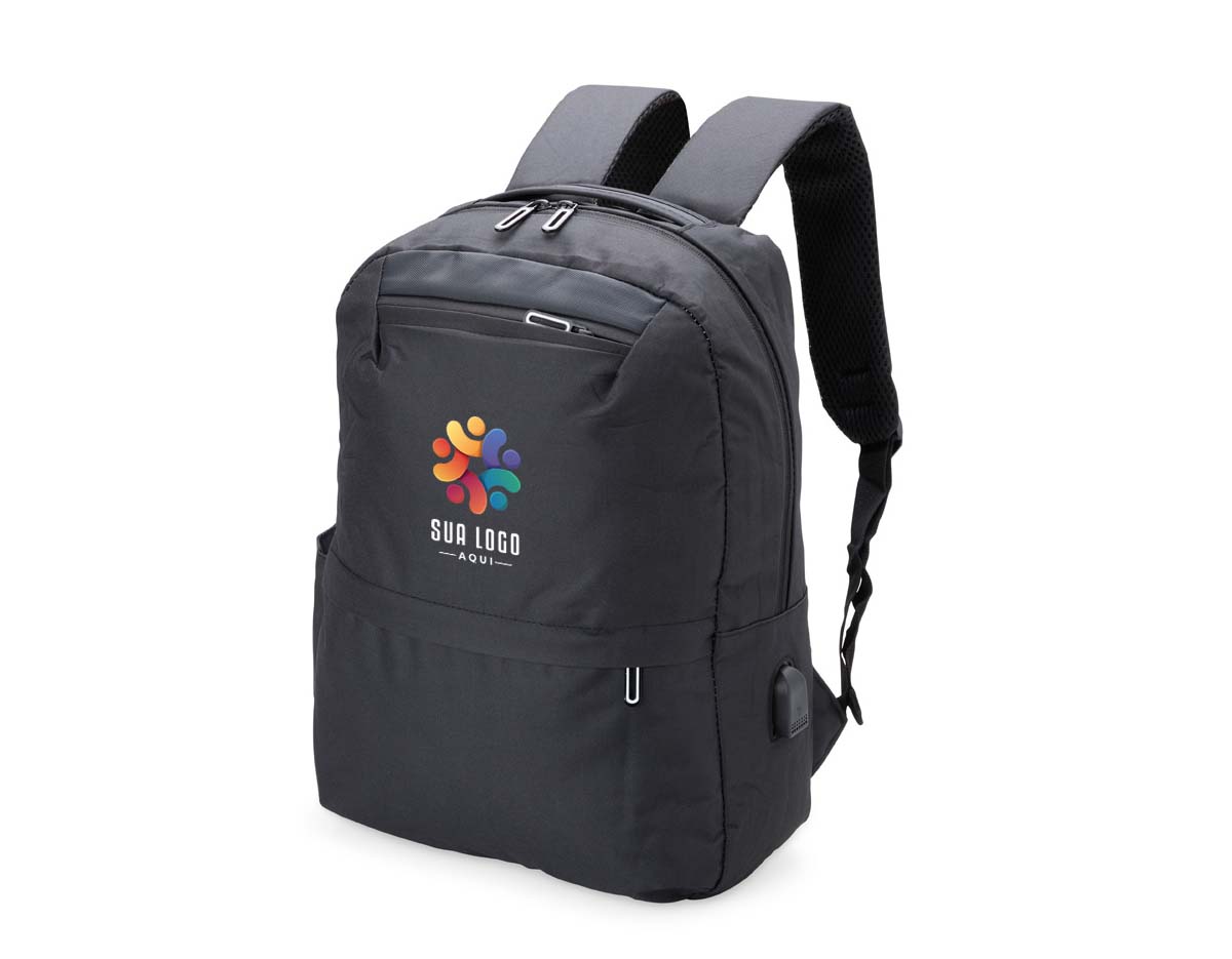 Mochila de nylon 24 litros com três compartimentos, sendo o principal com bolso para notebook 14 polegadas. A mochila possui um bolso lateral e suporte externo usb.